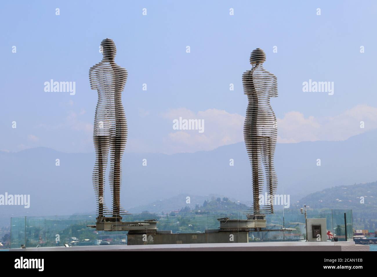 Batumi, Géorgie - 3 mai 2018 : sculpture en mouvement de métal intitulée Homme et Femme ou Ali et Nino contre le ciel bleu Banque D'Images