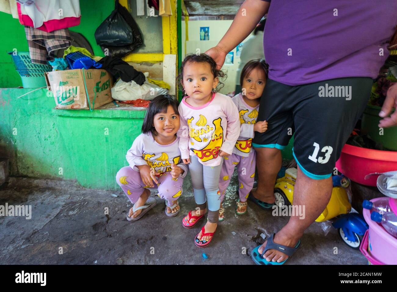 Yogyakarta / Indonésie - 2 août 2018: Portrait de petites filles drôles en t-shirts assortis avec dessin de banane Banque D'Images