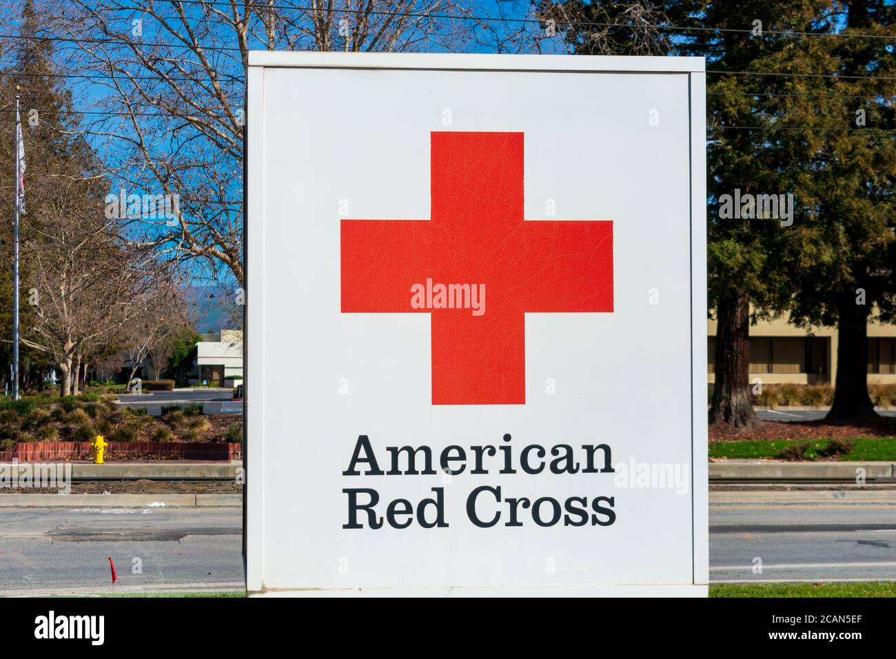 Panneau de la Croix-Rouge américaine. La Croix-Rouge américaine est une organisation humanitaire qui fournit une aide d'urgence, des secours en cas de catastrophe et de préparation aux catastrophes Banque D'Images