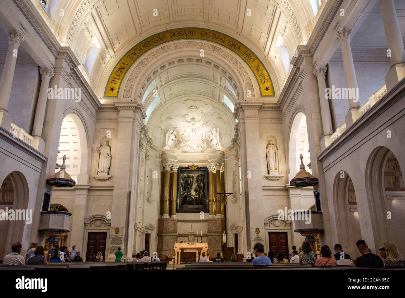 Vue intérieure de la basilique notre-Dame du Rosaire à Fatima, Portugal Banque D'Images