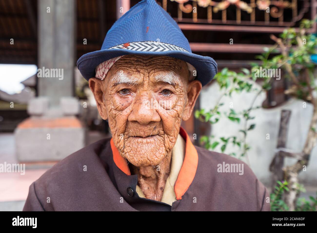 Bali / Indonésie - 15 août 2018 : Portrait de l'ancien indonésien avec  chapeau et cheveux blancs Photo Stock - Alamy