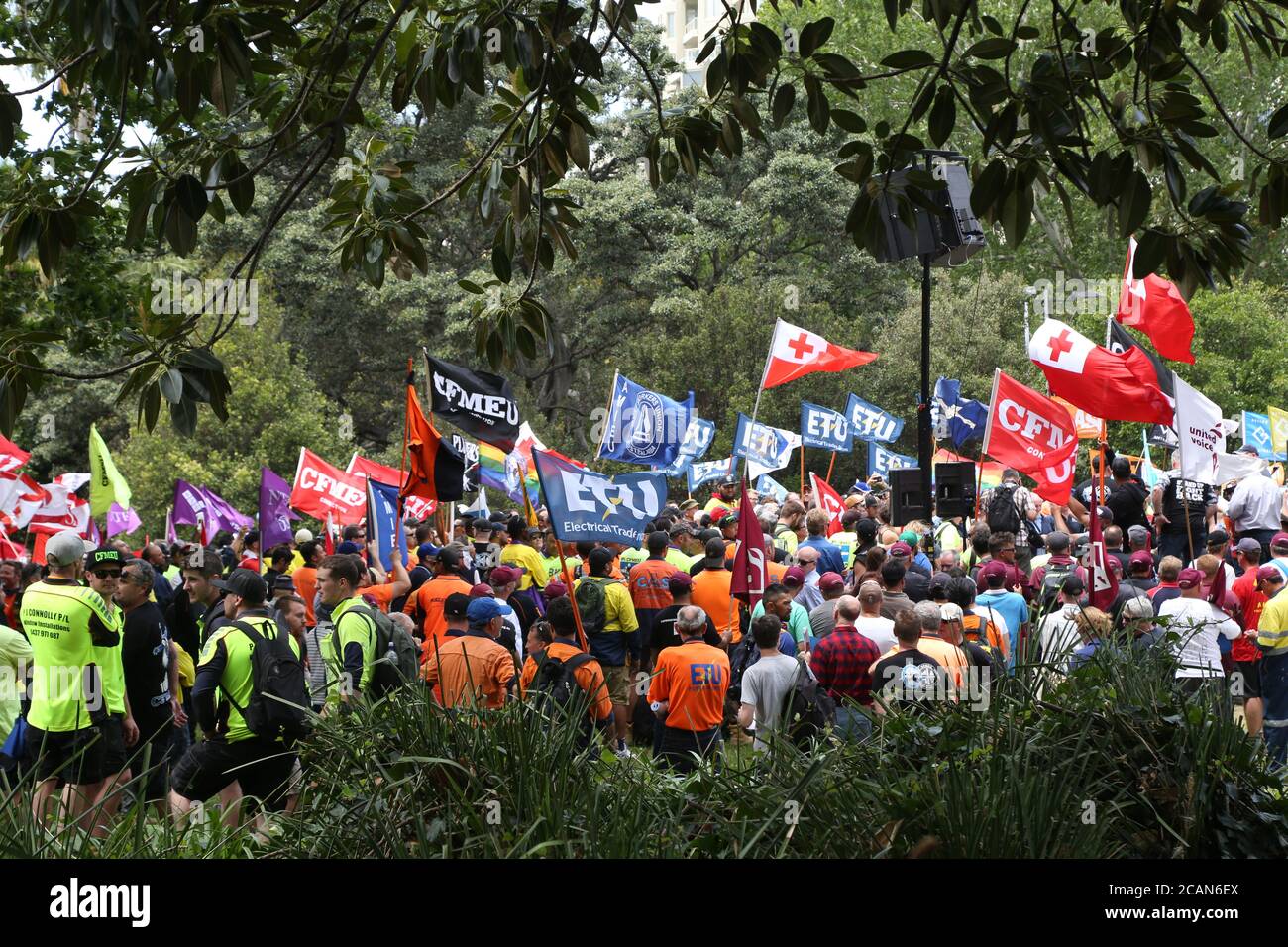 Manifestants au parc Cook & Phillip après la marche. Banque D'Images