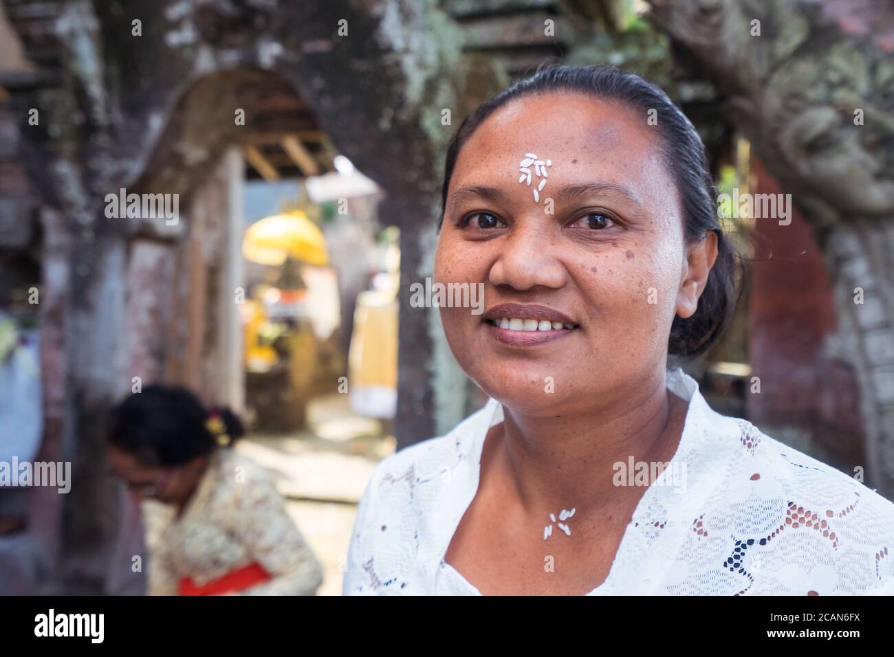 Bali / Indonésie - 15 août 2018 : Portrait de la femme bouddhiste souriant devant le temple Banque D'Images