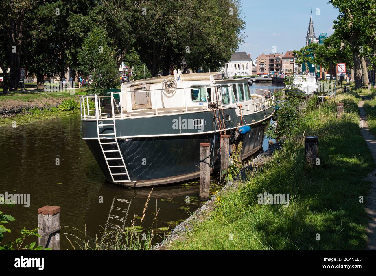 Lokeren, Belgique, le 13 juillet 2020, bateau démodé et abandonné amarré sur la rivière dans le centre de la ville Banque D'Images