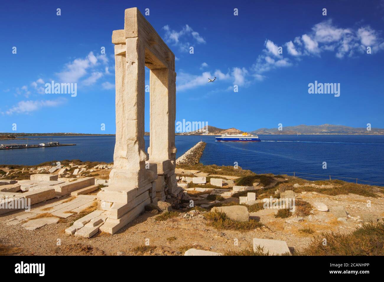 Le monument historique de Naxos - porte de Portara dans le matin Banque D'Images