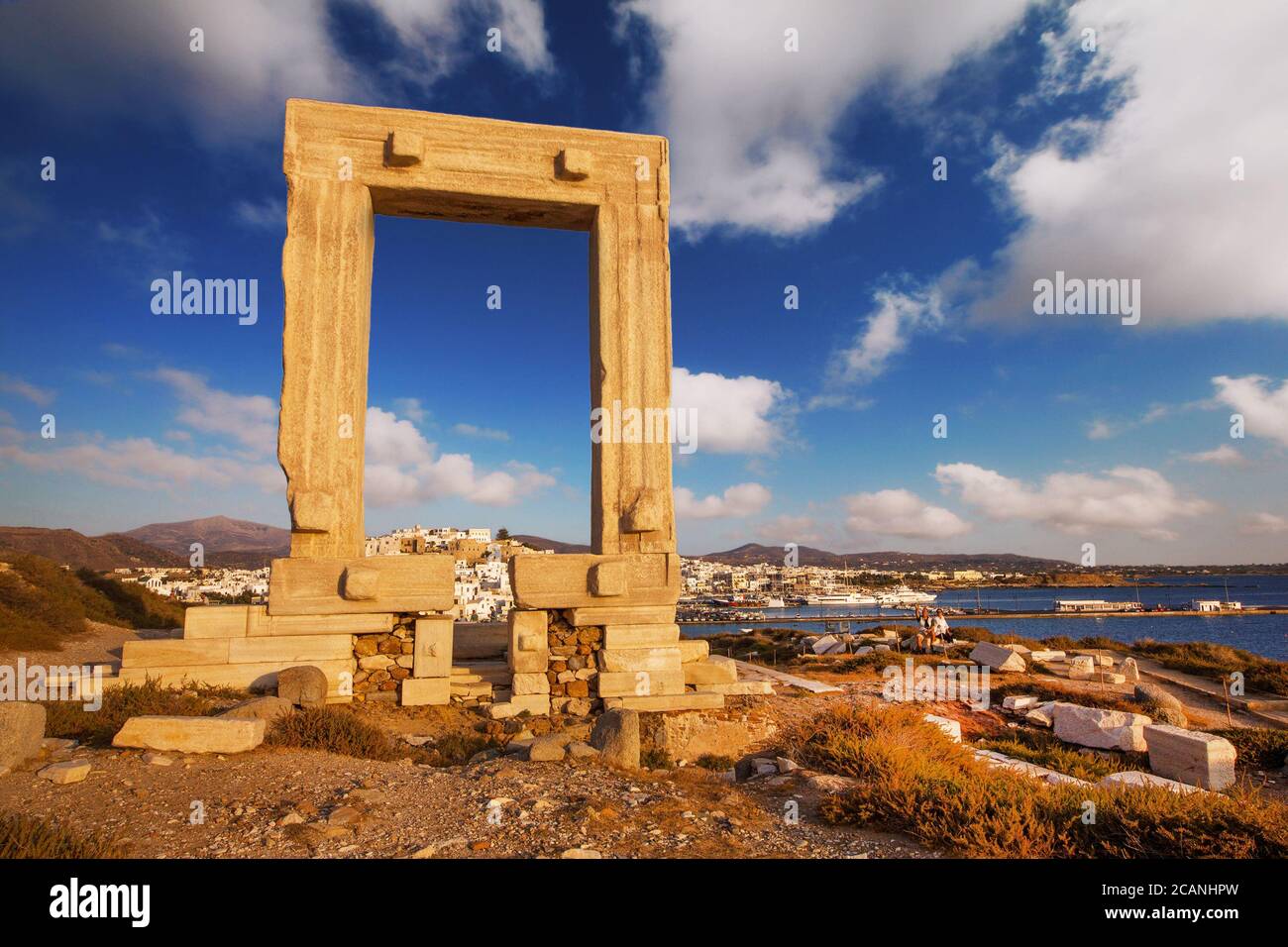 Le monument historique de Naxos - porte de Portara au coucher du soleil Banque D'Images