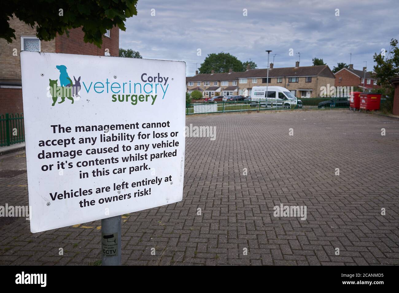 Panneau dans le parking de la chirurgie vétérinaire Corby. Banque D'Images