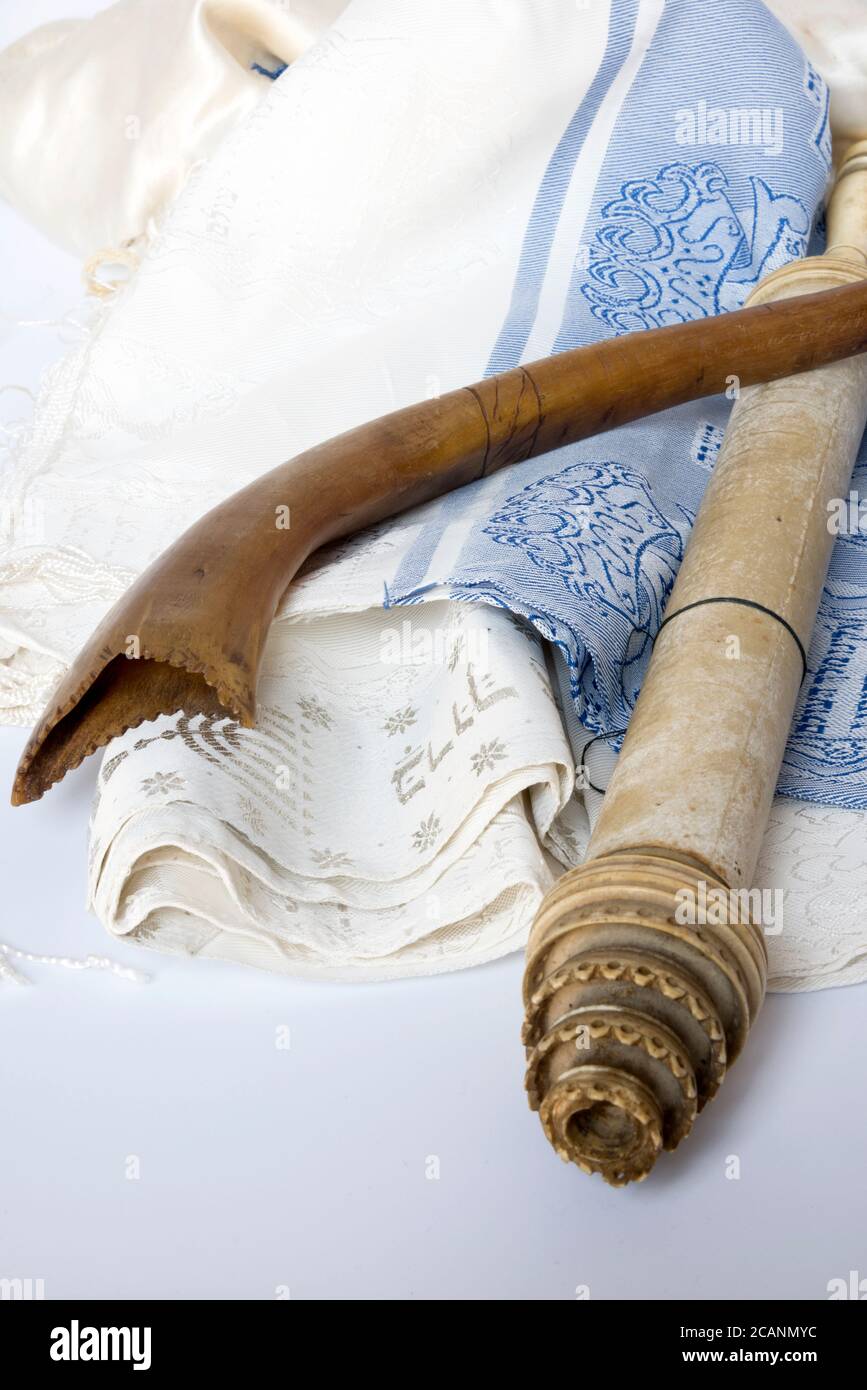 Rosh Hashanah Hashana vacances juives du nouvel an et Yom Kippour concept avec RAM shofar corne, roulé parchemin Scroll, Tallit. Photo de haute qualité Banque D'Images