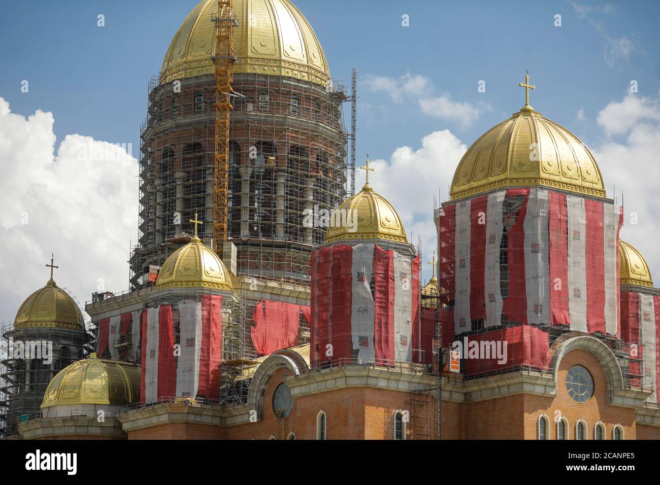 Bucarest, Roumanie - 7 août 2020 : chantier de construction de 'Catedrala Mantuirii Neamului' (cathédrale du salut du peuple), près du Palais du Parlement Banque D'Images