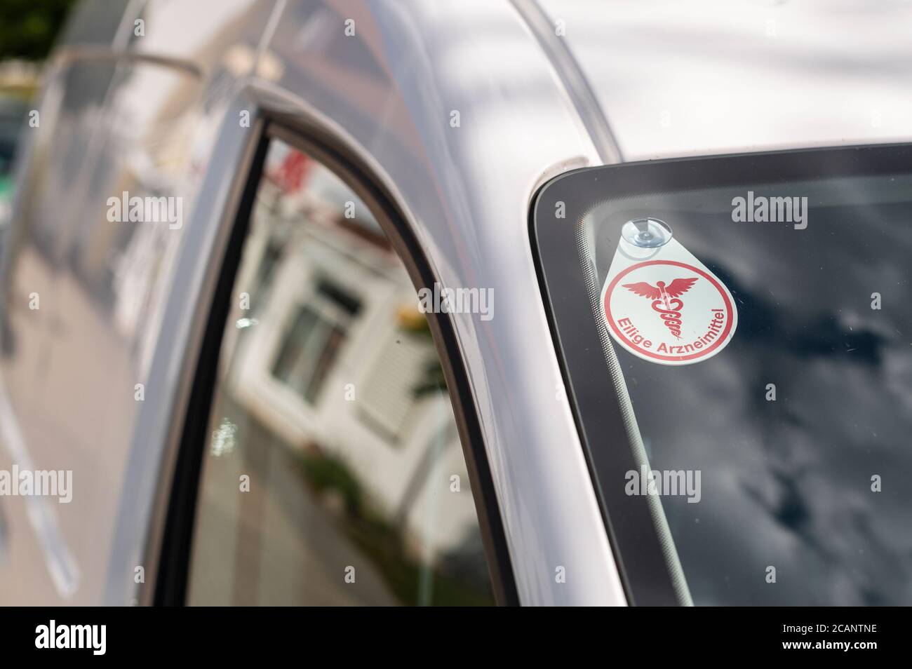 Allemagne , 05.08.2020 , Vetschau , petit signe sur le pare-brise d'une camionnette de livraison avec l'inscription allemande Eilige Arzneimittel qui signifie en anglais Banque D'Images