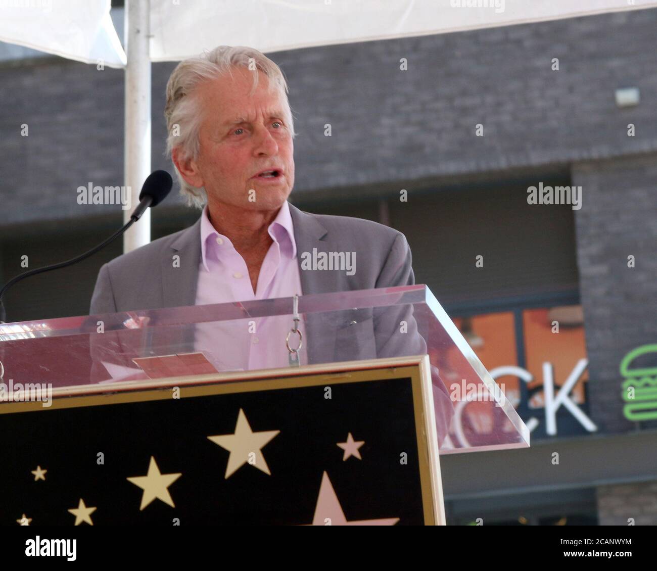 LOS ANGELES - SEP 13 : Michael Douglas à la cérémonie des étoiles Eric McCormack sur le Hollywood Walk of Fame le 13 septembre 2018 à Los Angeles, CA Banque D'Images