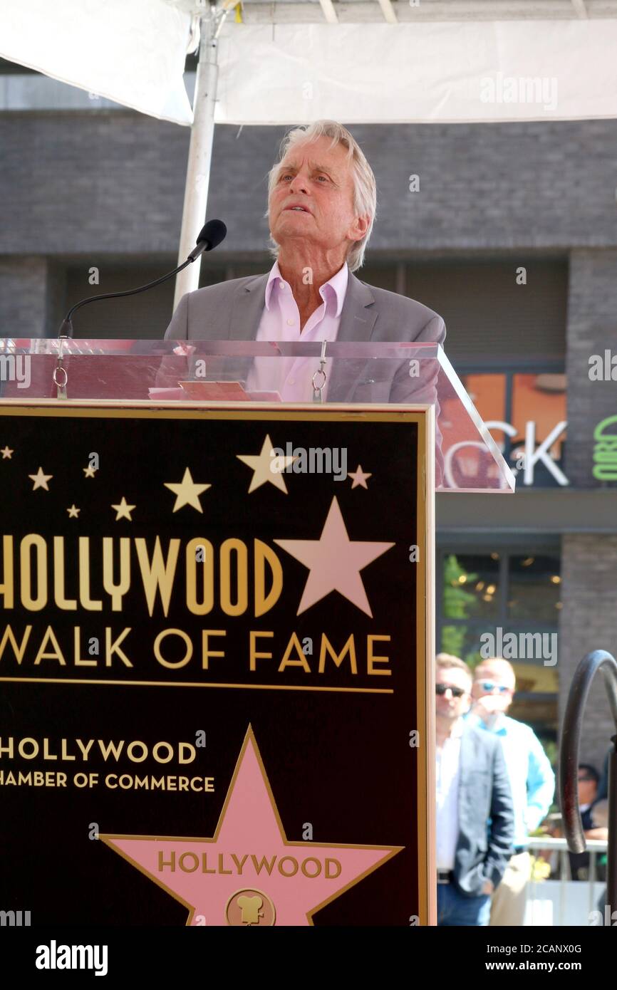 LOS ANGELES - SEP 13 : Michael Douglas à la cérémonie des étoiles Eric McCormack sur le Hollywood Walk of Fame le 13 septembre 2018 à Los Angeles, CA Banque D'Images