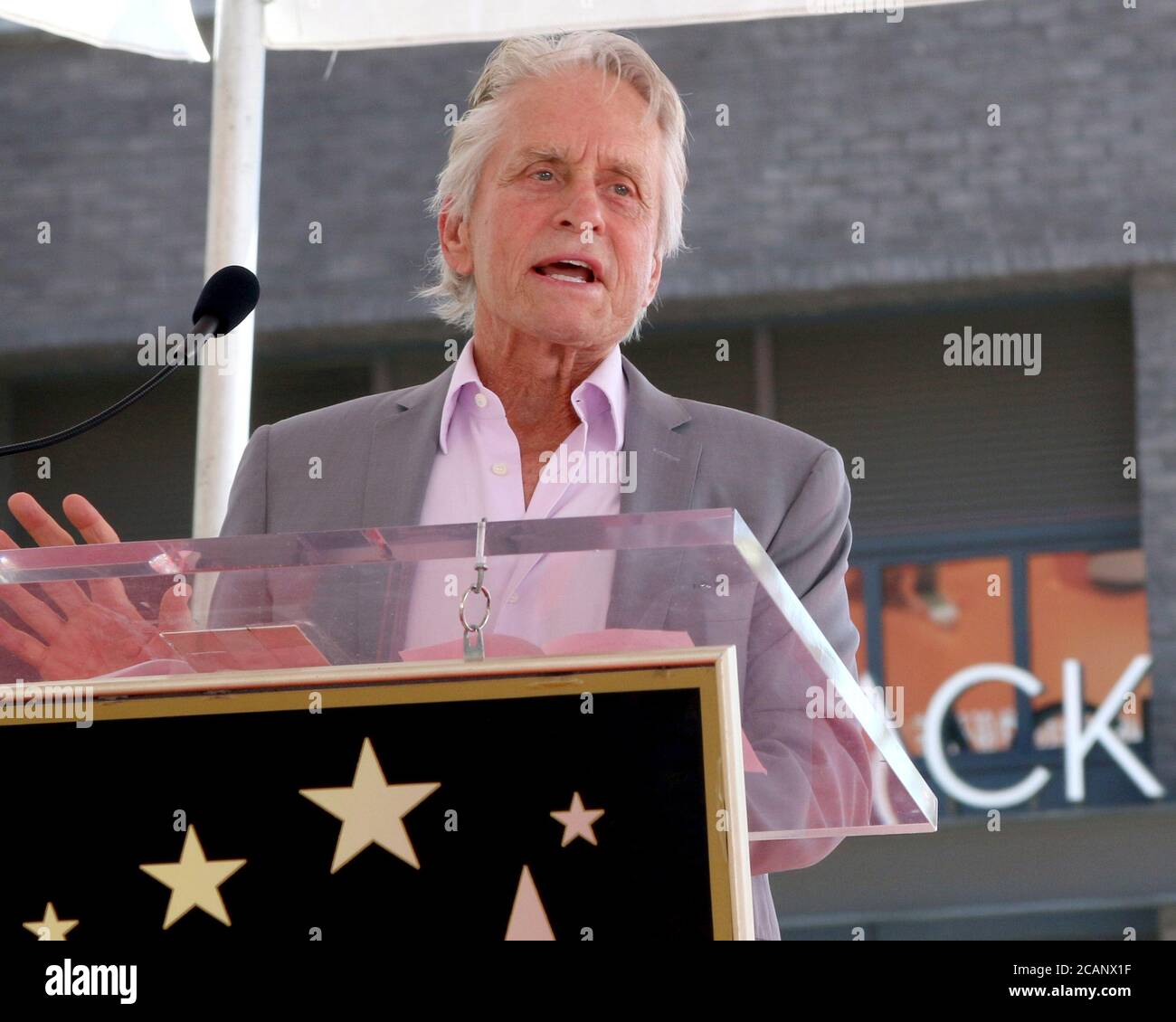 LOS ANGELES - SEP 13 : Michael Douglas à la cérémonie des étoiles Eric McCormack sur le Hollywood Walk of Fame le 13 septembre 2018 à Los Angeles, CA Banque D'Images