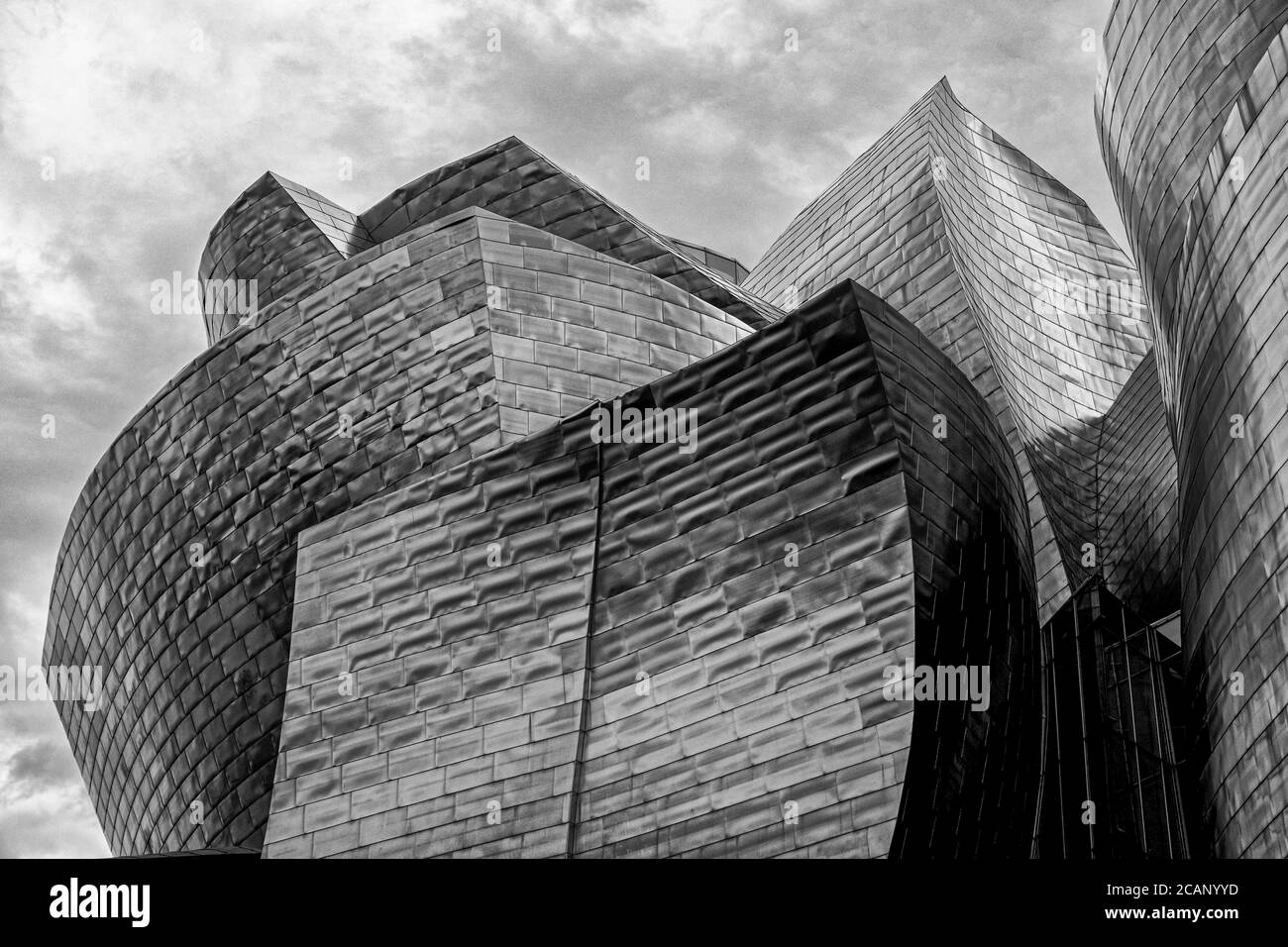 BILBAO, ESPAGNE - 9 SEPTEMBRE 2019 : vue détaillée du musée Guggenheim de Bilbao, Gascogne, pays basque, Espagne Banque D'Images