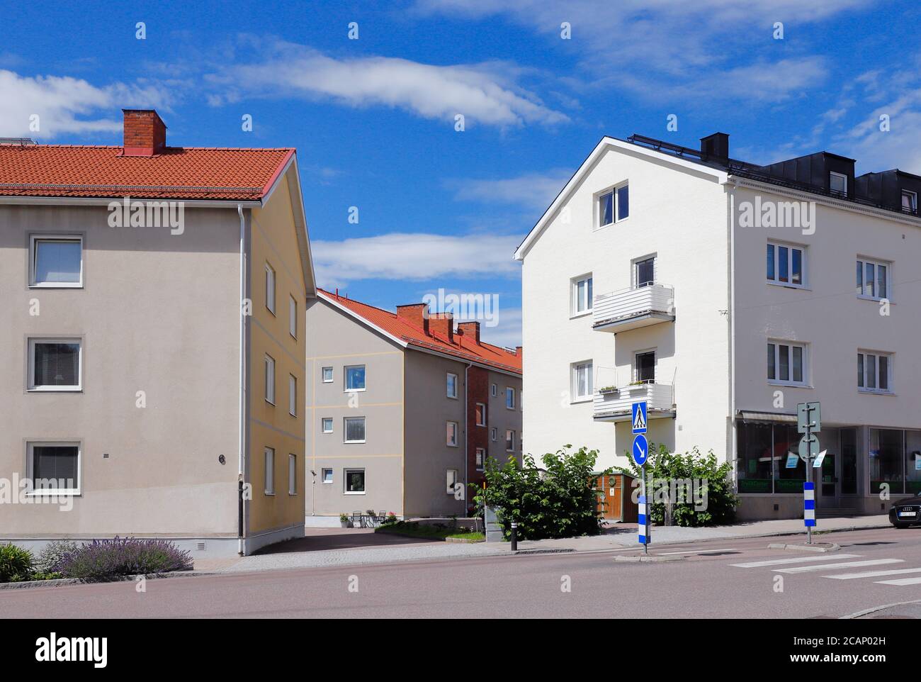 Hedemora, Suède - 10 juillet 2020 : développement urbain avec maison multifamiliale de l'époque des années 1940-1950, avec trois étages dans une petite ville. Banque D'Images