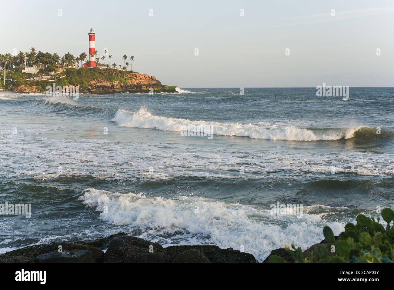 Kerala, Inde. 08 septembre 2019. Plage de Kovalam et maison de lumière de Vizhinjam à Trivandrum. Banque D'Images