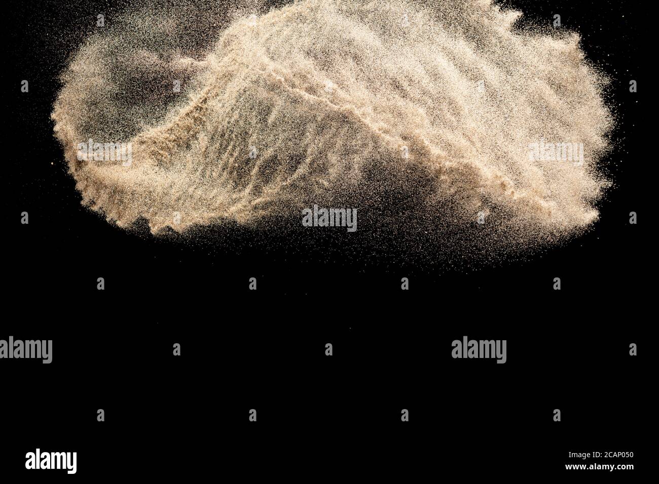 Sable brun splash.Dry River sable explosion isolée sur fond noir. Banque D'Images