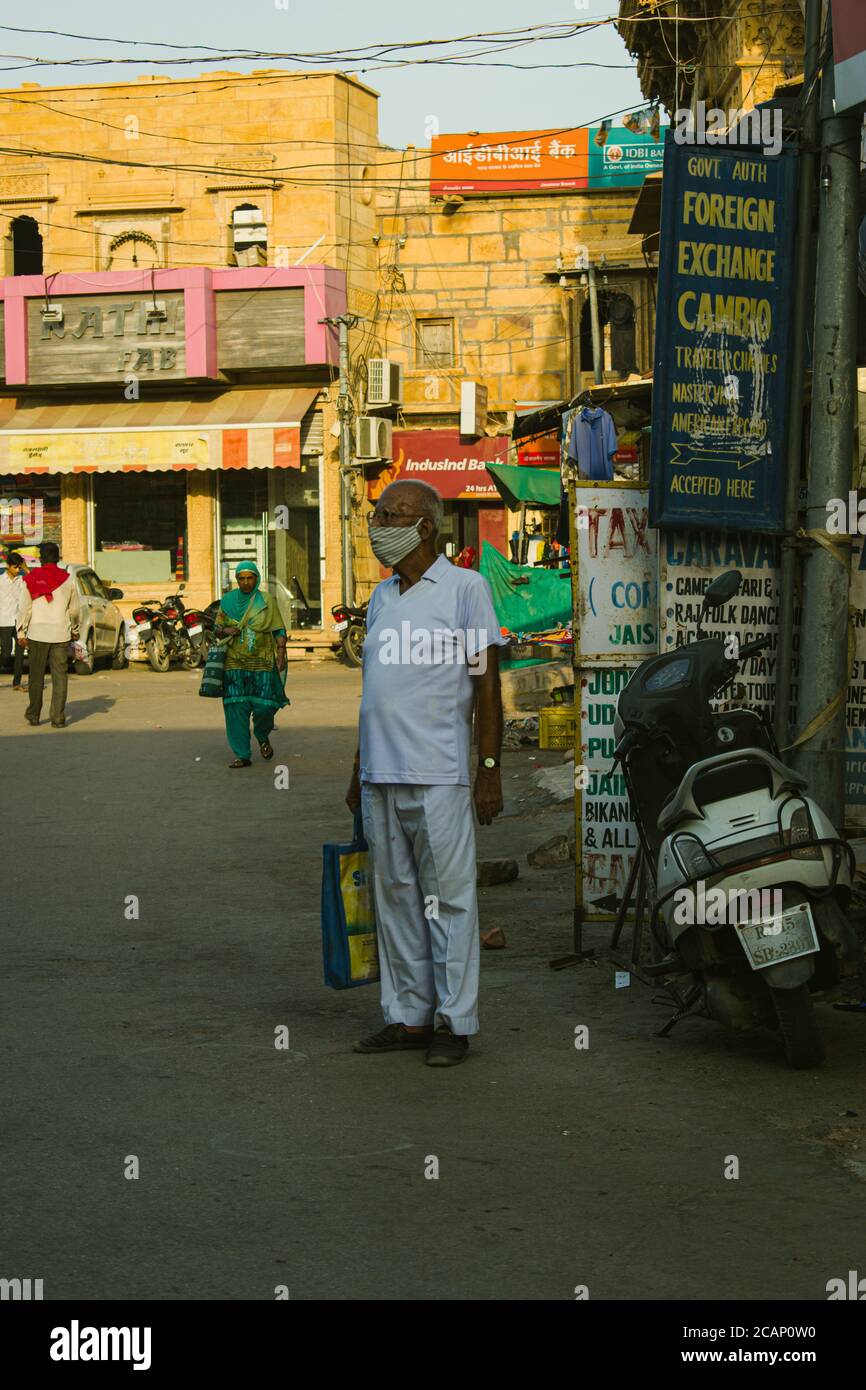 jaisalmer, rajasthan / inde - juillet 22 2020 : vieil homme debout sur le marché en attente de quelqu'un Banque D'Images