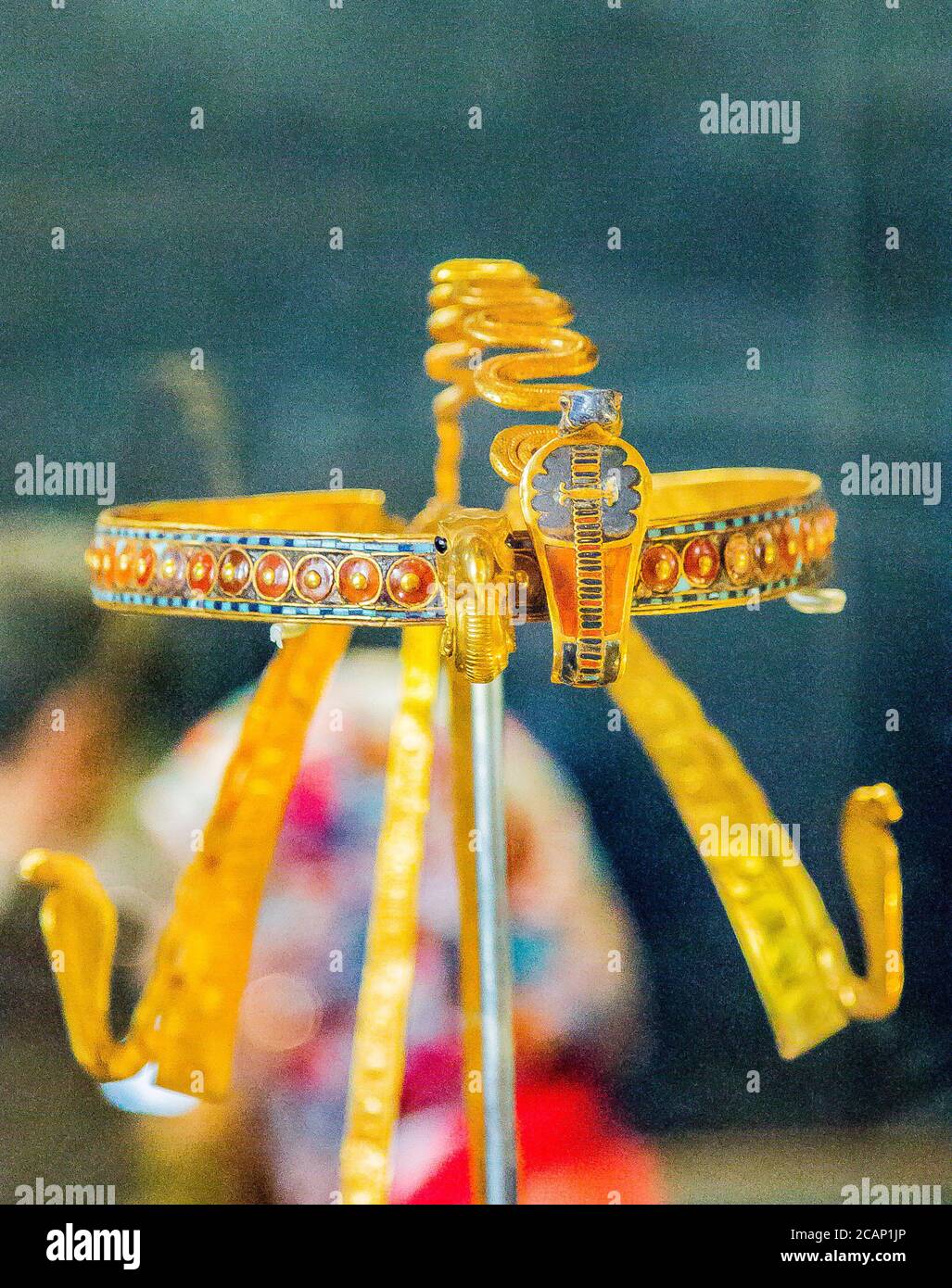 Egypte, Caire, bijoux Toutankhamon, de son tombeau à Louxor : Diadem avec des rubans et les 2 déesses comme serpent et vautour. Banque D'Images