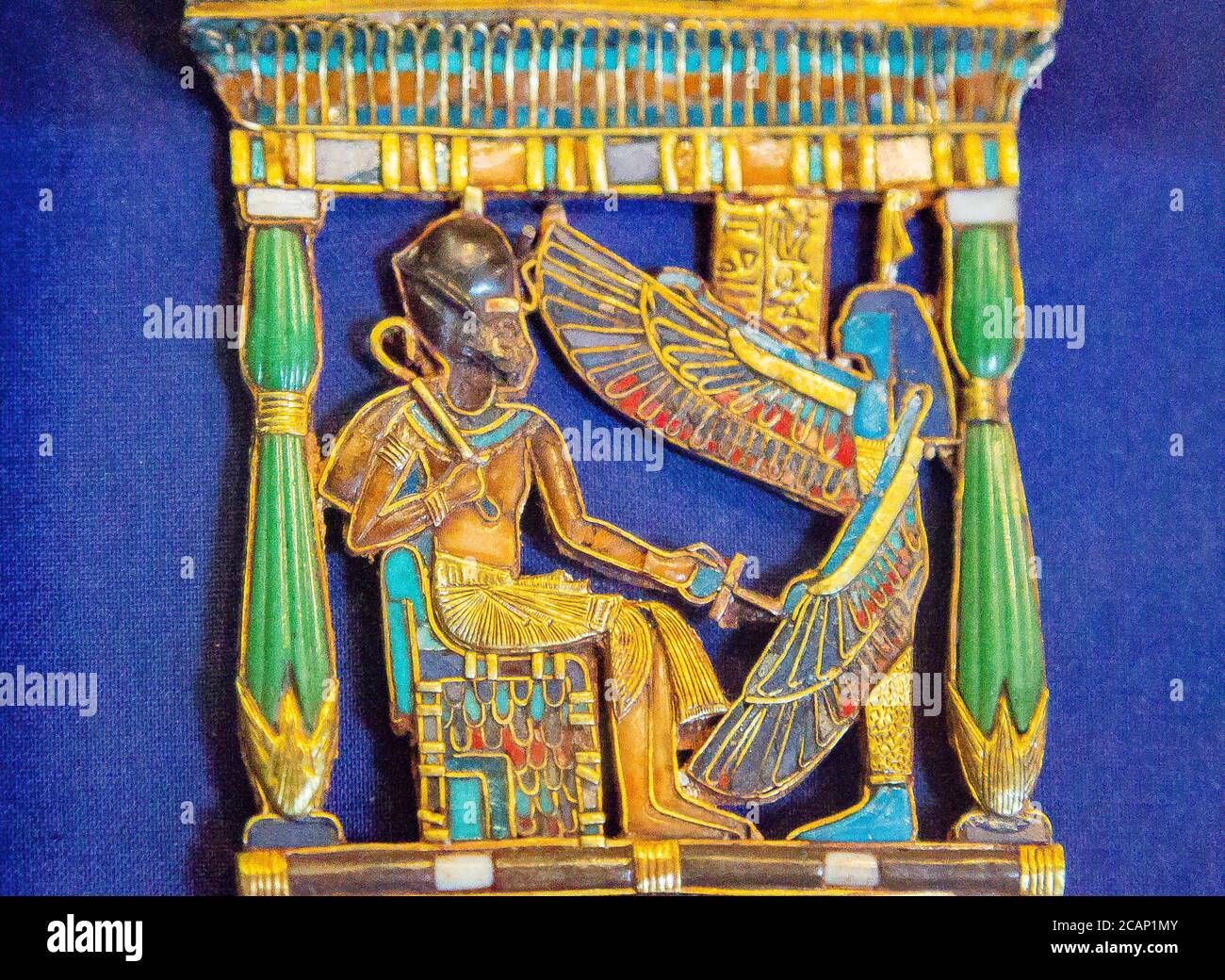 Egypte, du tombeau de Toutankhamon à Louxor : contrepoids pectoral, en forme de pylône, la déesse ailée Maat protège le roi. Banque D'Images