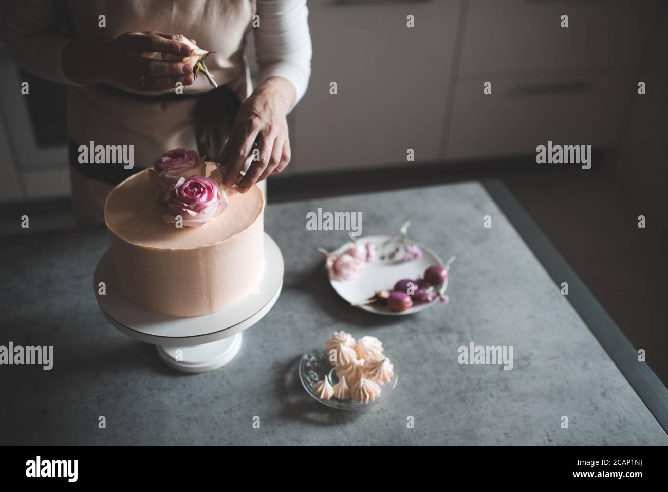 Femme Faisant Gateau Decorant Avec Des Roses De Fleur Restant Sur La Table De Cuisine Pres A La Maison Jour De Mariage Mise Au Point Selective Photo Stock Alamy