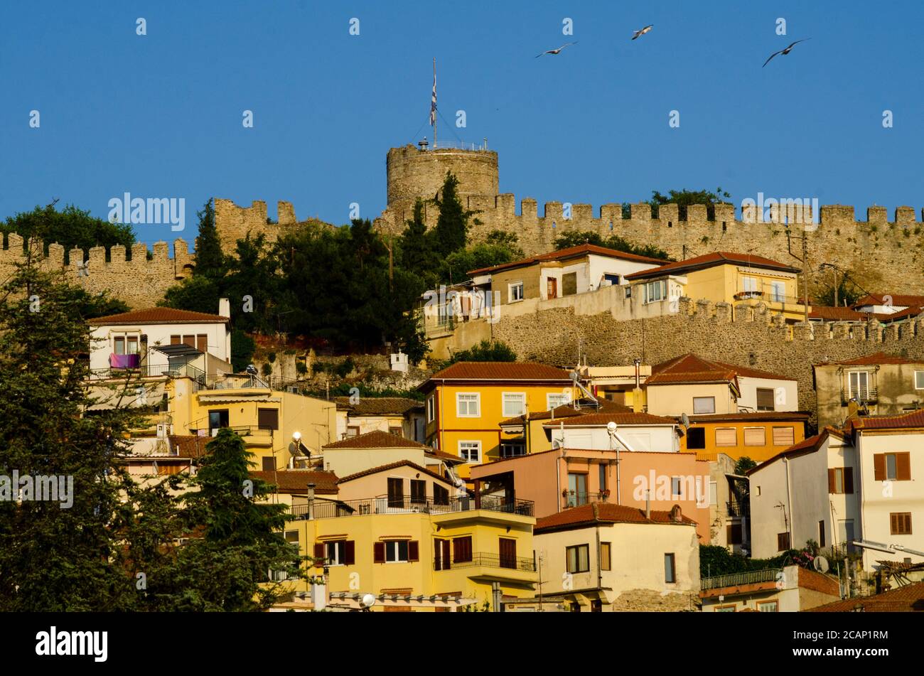Vue générale du château dominant le paysage urbain de Kavala Grèce - photo: Geopix/Alamy stock photo Banque D'Images