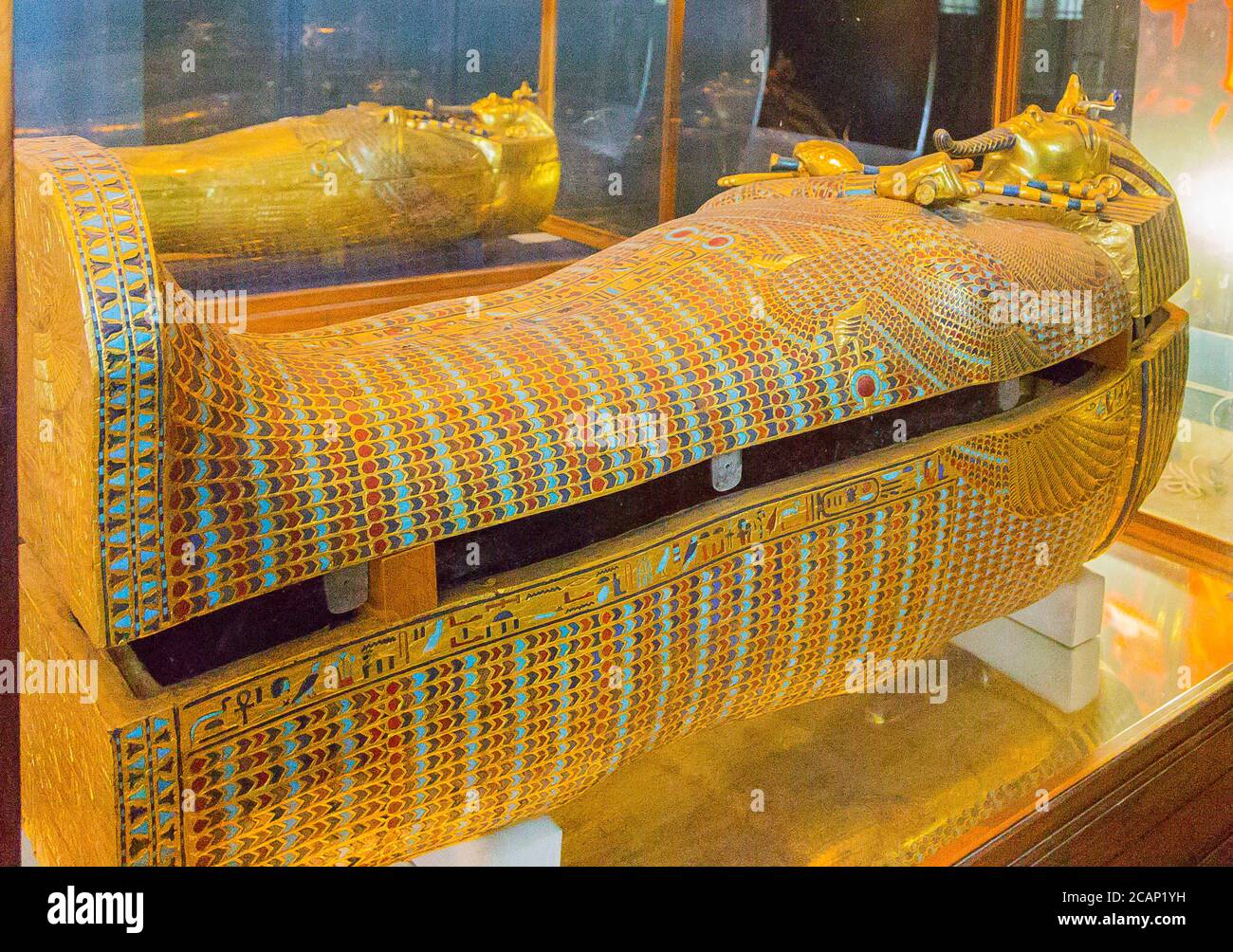 Egypte, bijoux Toutankhamon, de son tombeau à Louxor : le deuxième cercueil, recouvert de plumes, rappelant le type de cercueil Rishi. Banque D'Images
