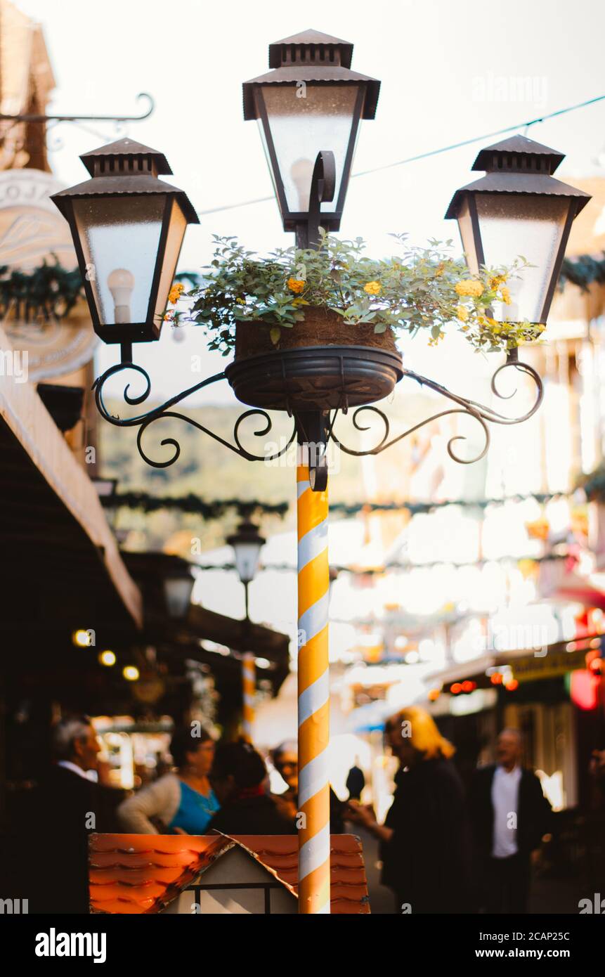 Prise de vue verticale de lampes de rue vintage stylées à Vila Germanica, Blumenau - Brésil pendant l'après-midi. Banque D'Images