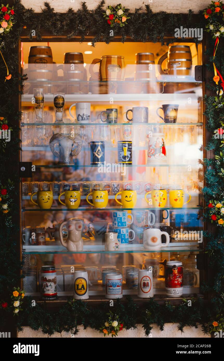 Un cliché vertical d'un magasin plein de lunettes de collection de l'Oktoberfest dans un thème de noël à vendre à Vila Germanica, Blumenau - Brésil duri Banque D'Images