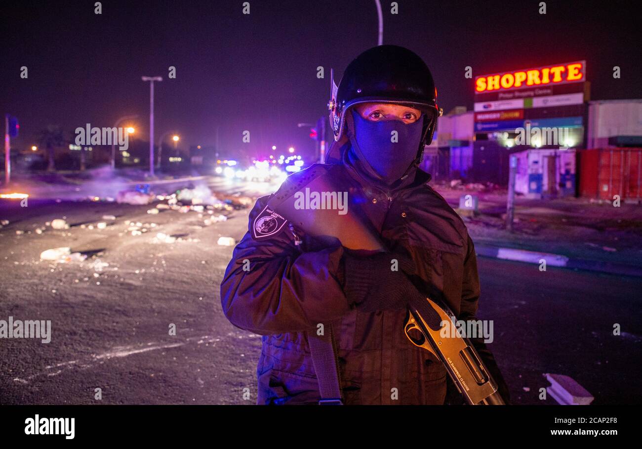 Cape Town, AFRIQUE DU SUD - août 07 2020 : les membres des services de protection de TSU sont prêts à protéger les biens de leurs clients après que les manifestants ont barricadé la New Eisleben Road à Philippi dans la soirée, le 07 août 2020, à Cape Town, Afrique du Sud. Des manifestants ont pillé un petit atelier de réparation de téléphones portables. (Photo de Roger Sedres) crédit : Roger Sedres/Alay Live News Banque D'Images