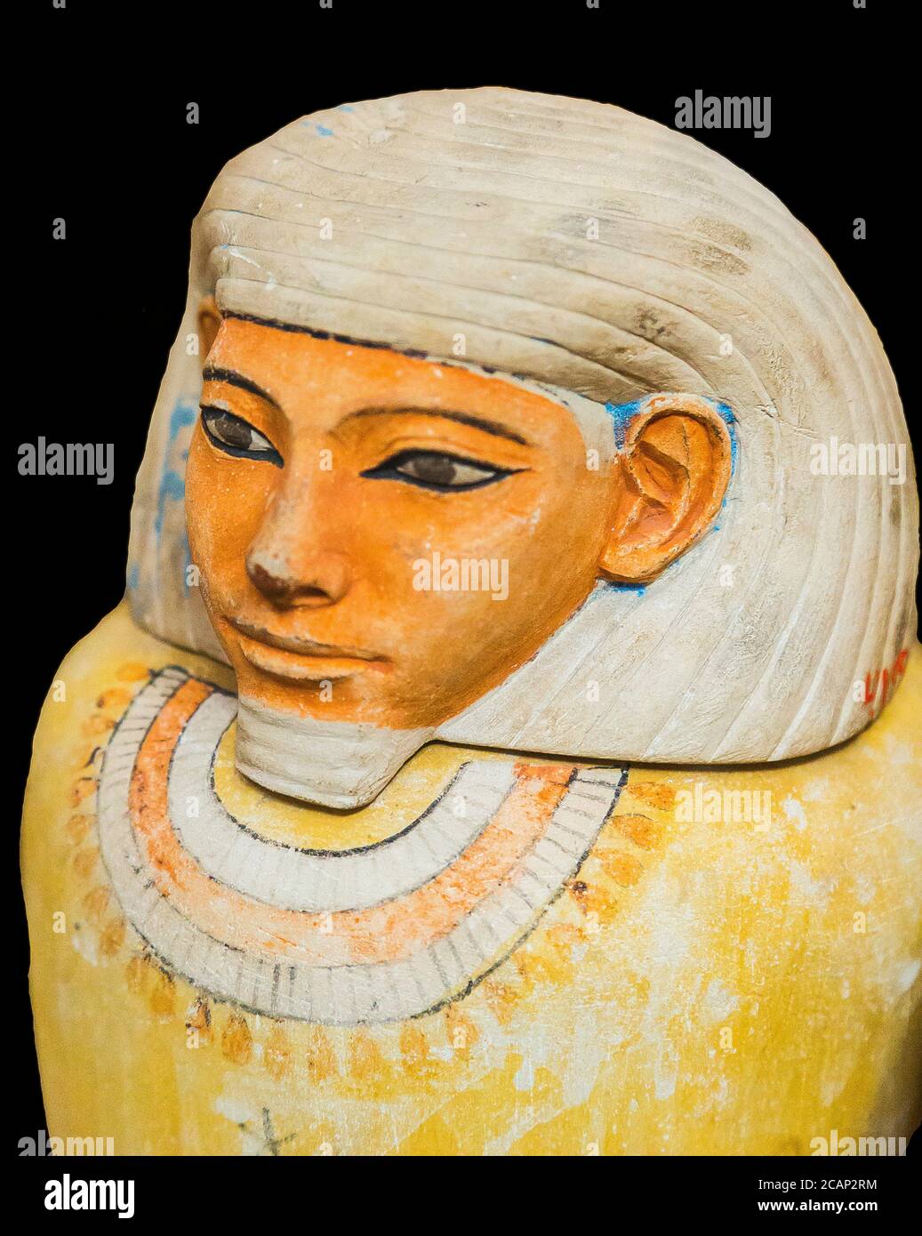 Égypte, le Caire, Musée égyptien, un pot canopé, trouvé à Saqqara, datant du Royaume du milieu. Calcaire, recouvert de la tête d'un fils d'Horus. Banque D'Images