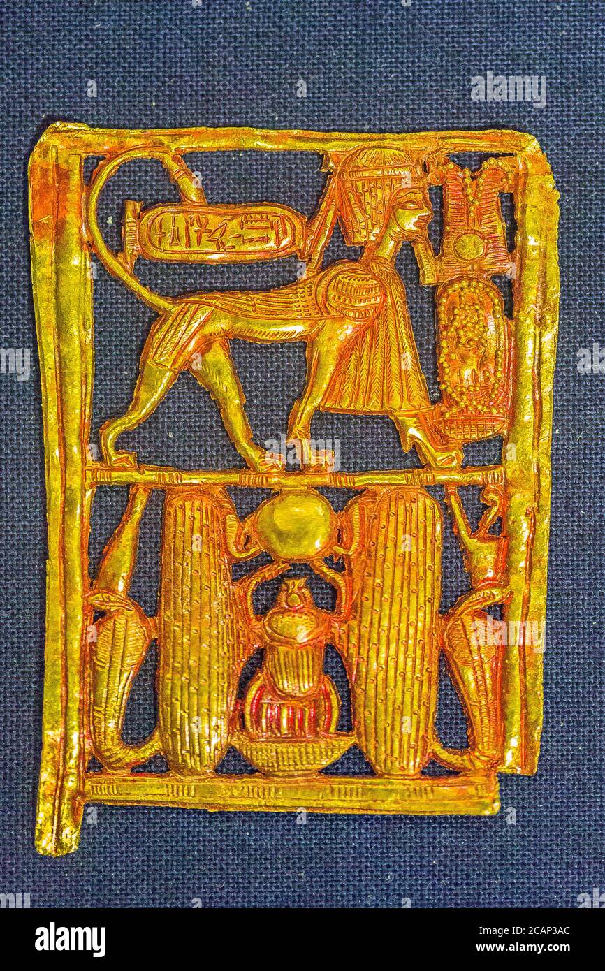 Egypte, le Caire, bijoux Toutankhamon, de sa tombe à Louxor : cette boucle en or rouge montre le roi comme un sphinx. Banque D'Images