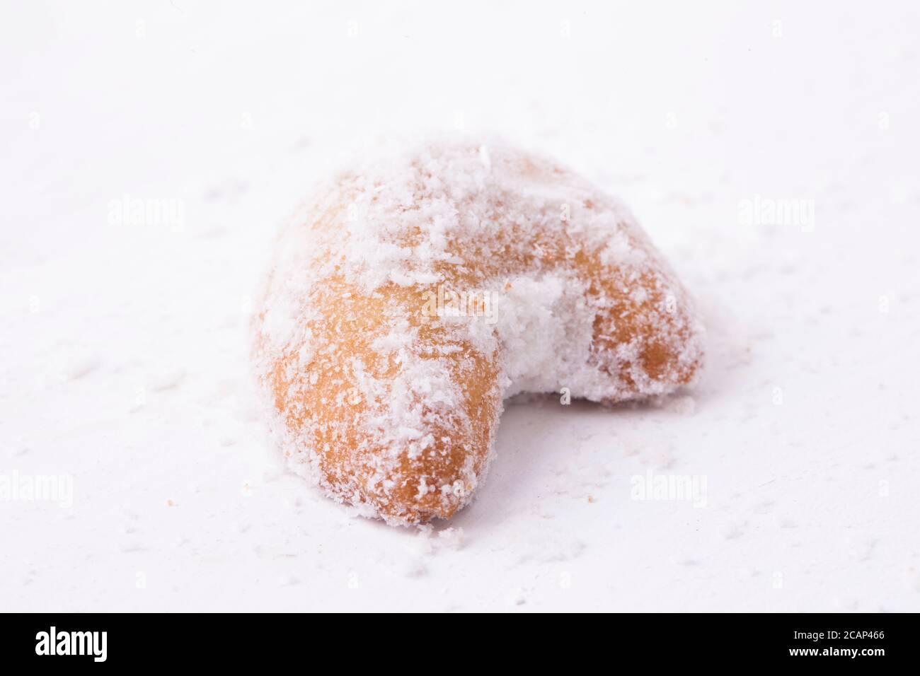 Gâteau indonésien célèbre pour célébrer IED Moubarak / Idul Fitri / Lebaran Kue Putri Salju / gâteau à la neige un gâteau blanc doux isolé sur fond blanc Banque D'Images