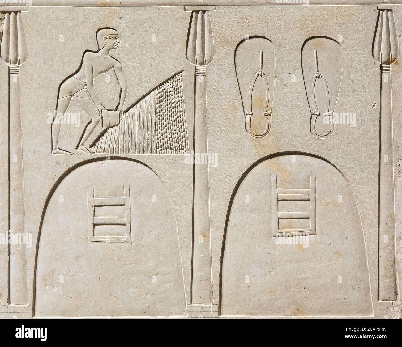 Le Caire, Musée égyptien, sarcophage de la reine Ashait, avec quelques-uns des plus beaux reliefs jamais sculptés en Égypte. Ashait était une femme de Montuhotep 2. Banque D'Images