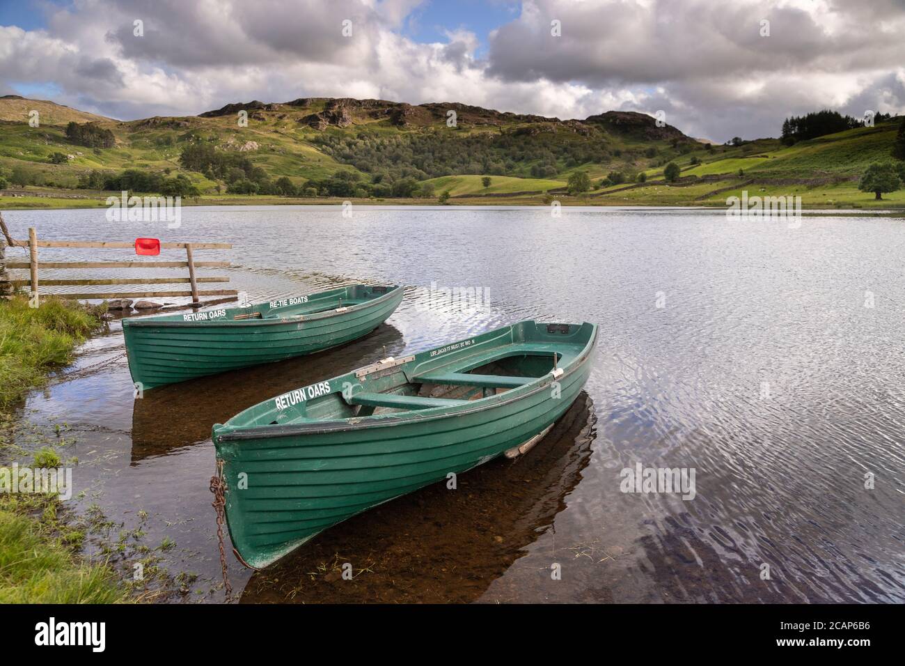 Bateaux à Watendlath Tarn dans le district des lacs, Angleterre Banque D'Images
