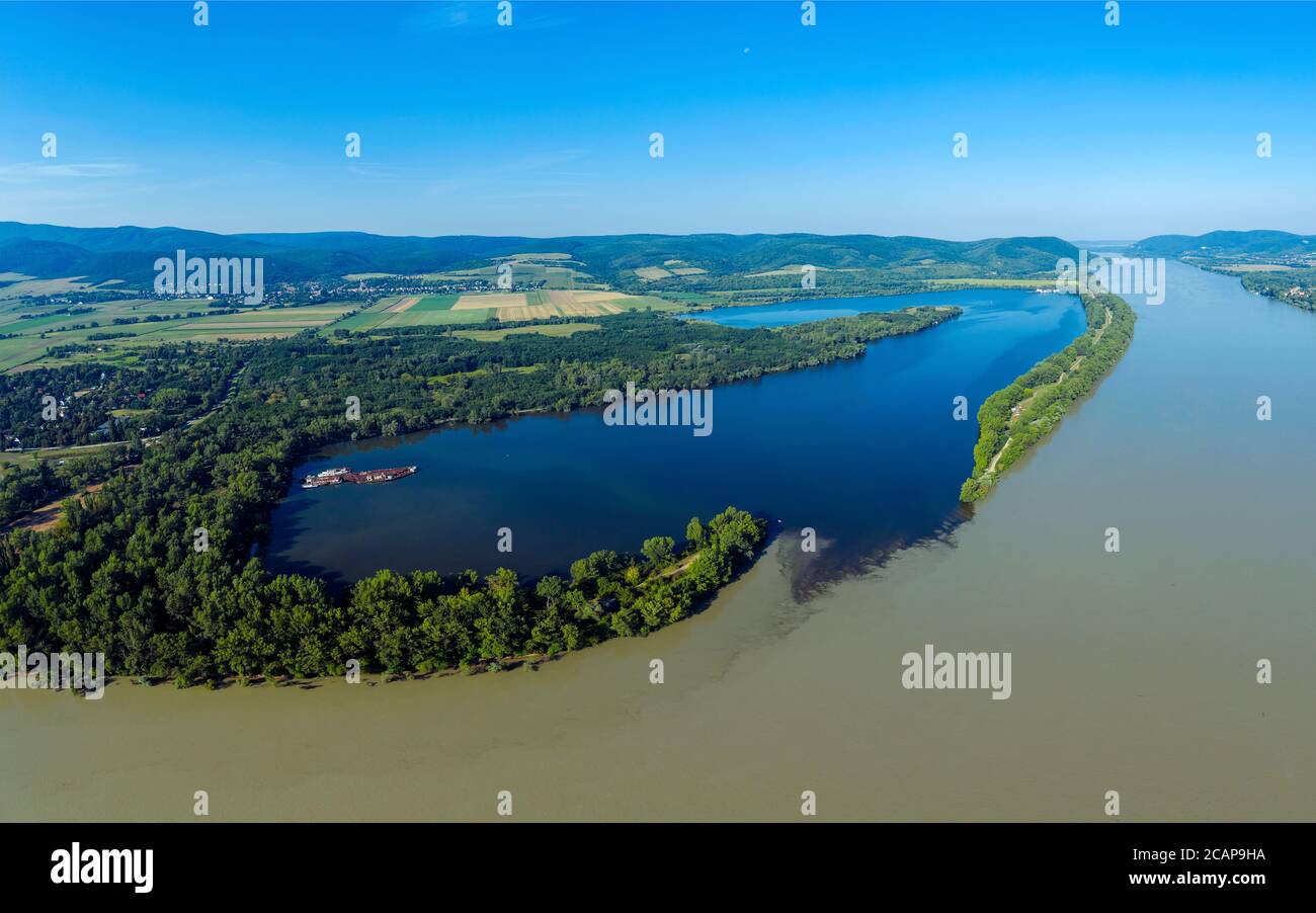 Incroyable photo de paysage aérien sur la baie de Pilismarot dans le Danube courbe Hongrie. Cet endroit est un paradis pour les amateurs de farce. Des poissons de taille record peuvent être capturés ici. Banque D'Images