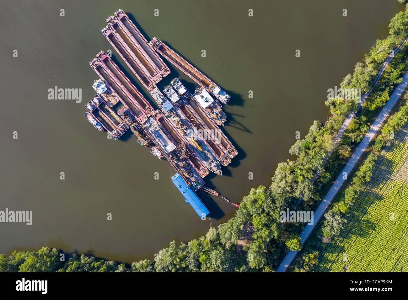 Naufrages rouillés dans le virage du Danube. Navire de cimenterie à côté de la ville de Pilismarot en Hongrie. Les vieux navires industriels inutiles polluent l'environnement Banque D'Images