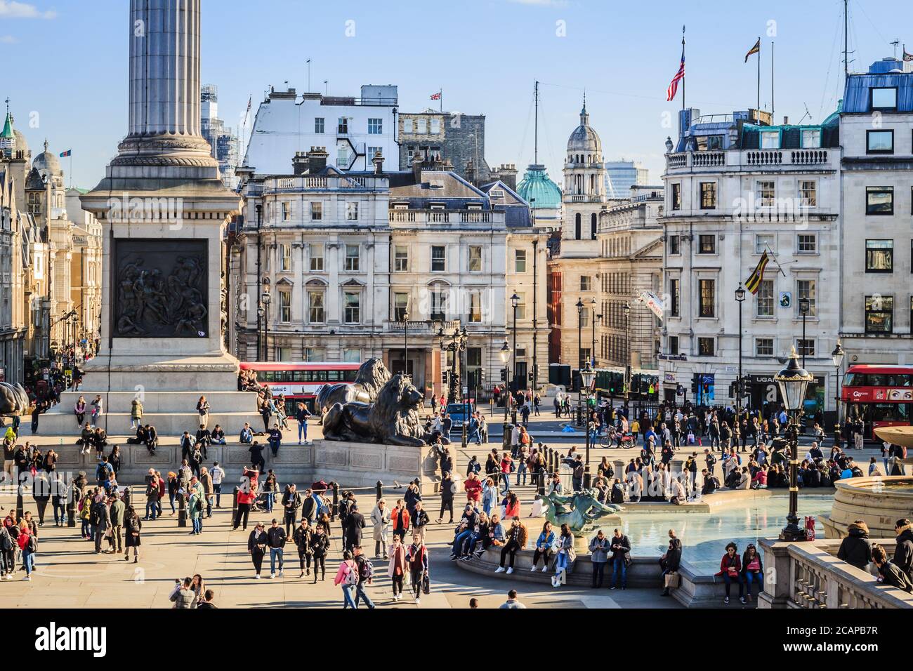 Trafalgar Square, Londres, avec des personnes à visiter et à marcher sur la place. Vue sur la rue prise de la National Gallery. Banque D'Images