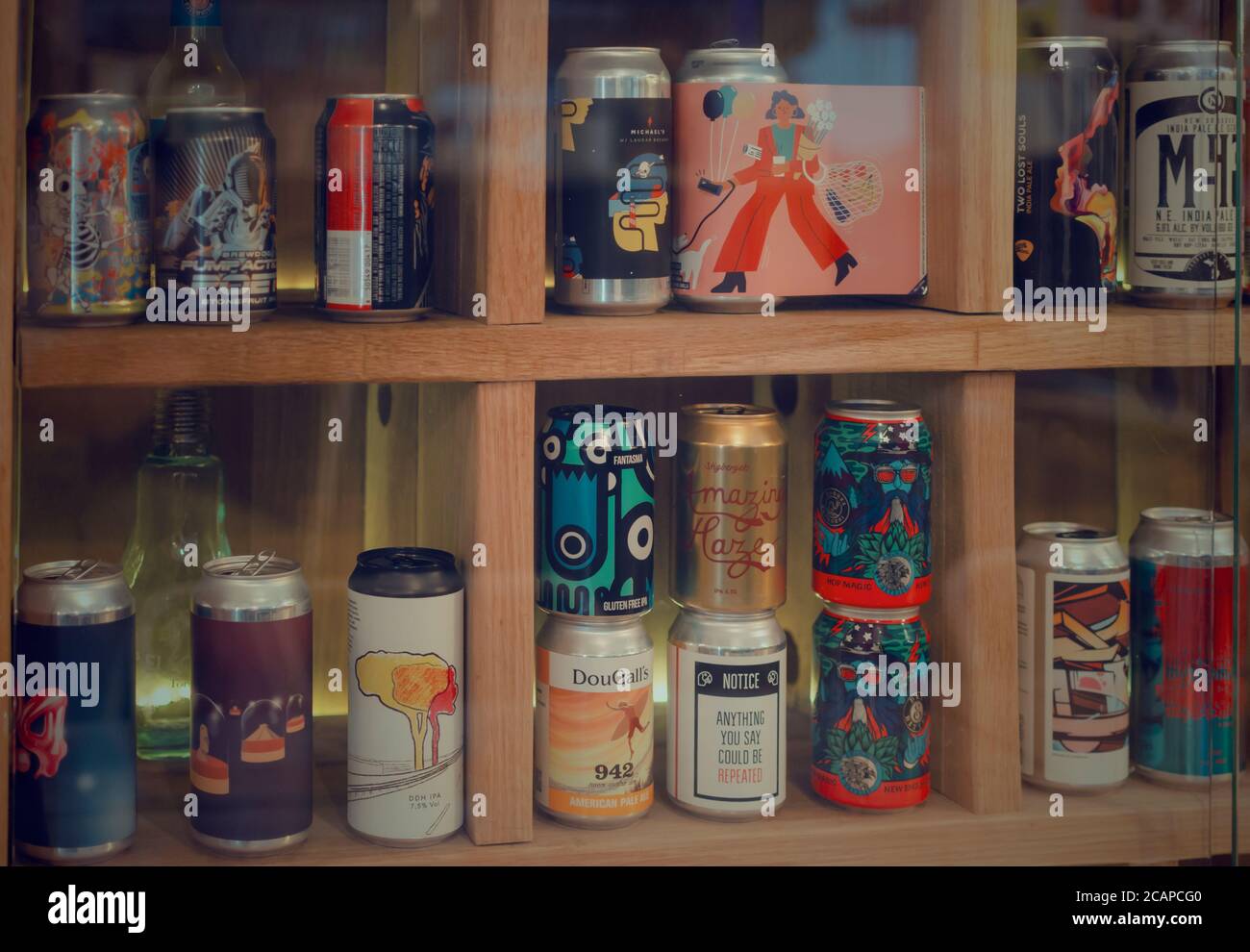 Boîtes de bières artisanales sur une étagère. Hops&Dreams, Séville, Espagne Banque D'Images
