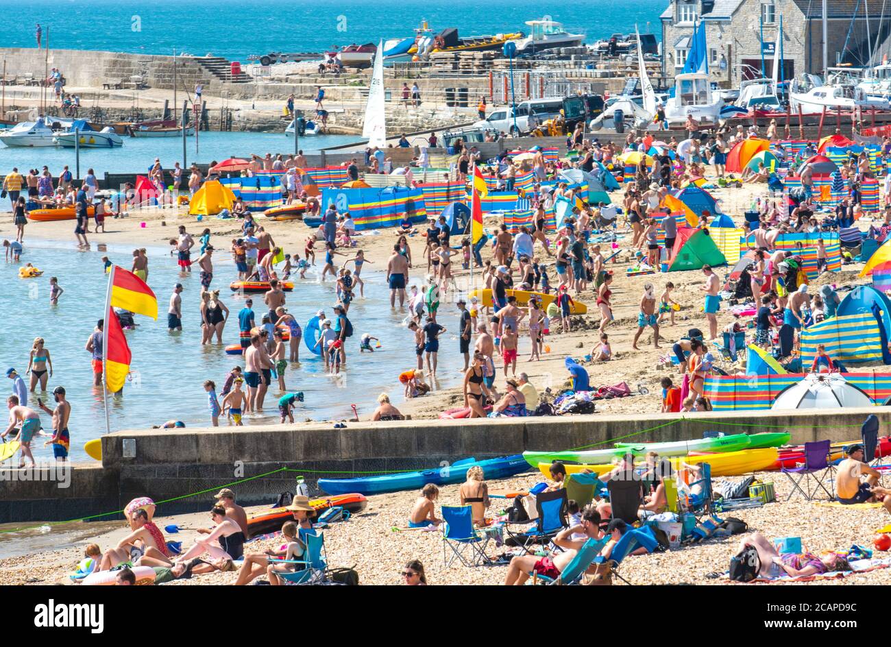 Lyme Regis, Dorset, Royaume-Uni. 8 août 2020. Météo au Royaume-Uni: La foule des vacanciers et des amateurs de soleil emballez la plage à la station balnéaire de Lyme Regis, Dorset pour se prélasser dans un autre jour de soleil brûlant que la vague de chaleur continue. Lyme Regis était plein à capacité à 11h30. Credit: Celia McMahon/Alamy Live News Banque D'Images