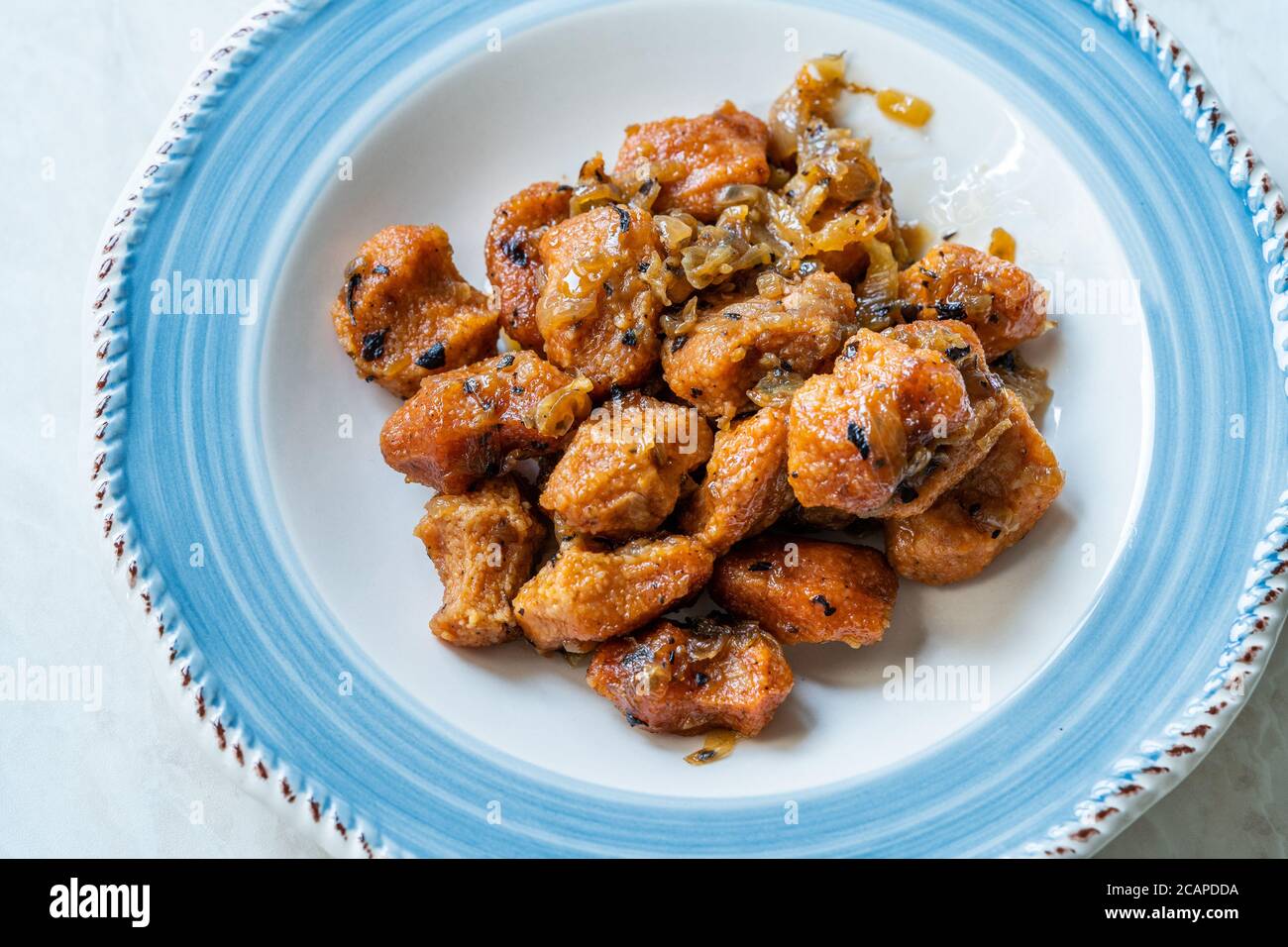 Fellah Koftesi cuisine traditionnelle. (Cuisine turque) Polpettes de Bulgur ou Bulghur et semoule de sauce tomate avec persil dans l'assiette. Banque D'Images
