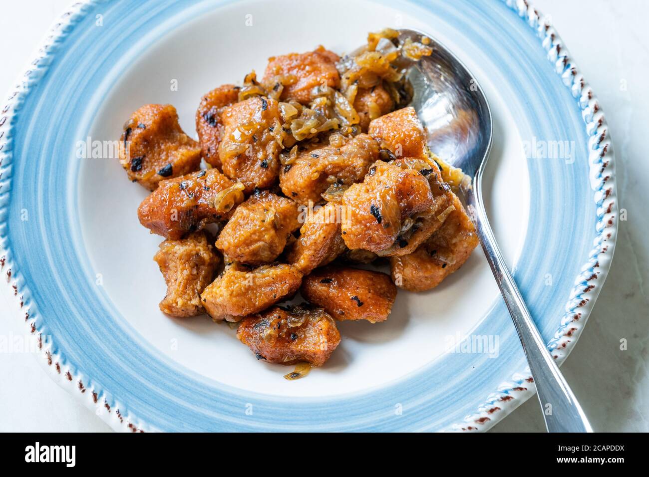 Fellah Koftesi cuisine traditionnelle. (Cuisine turque) Polpettes de Bulgur ou Bulghur et semoule de sauce tomate avec persil dans l'assiette. Banque D'Images