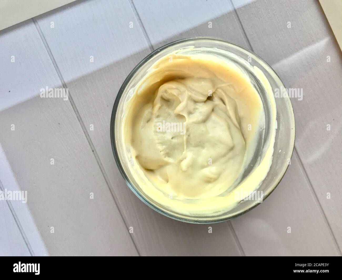 Sauce Aioli maison avec mayonnaise, ail, jaune d'œuf et moutarde en pot. Prêt à manger. Banque D'Images