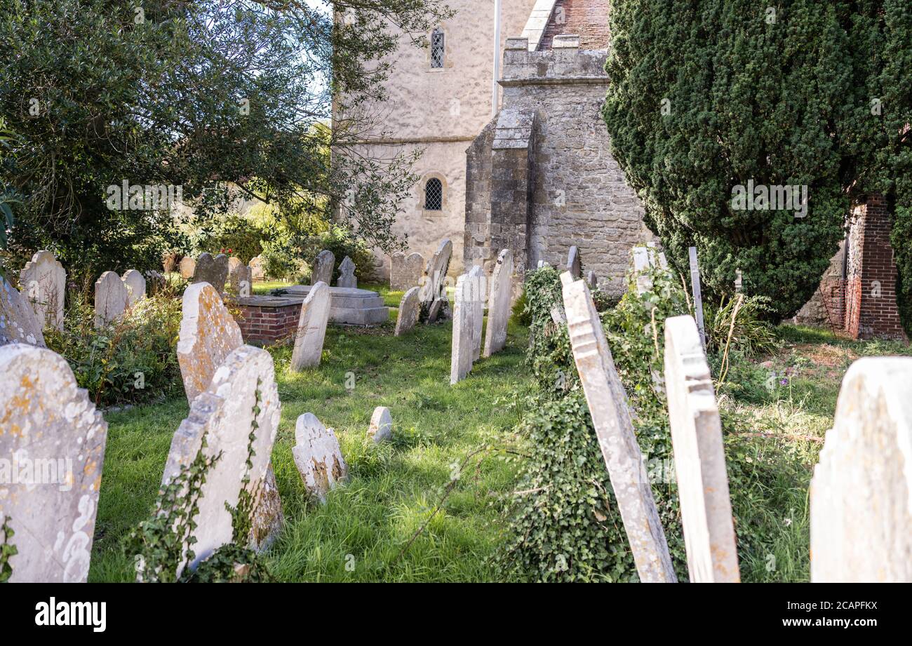 Vue sur l'église de la Sainte Trinité Bosham détail à travers les pierres tombales Banque D'Images