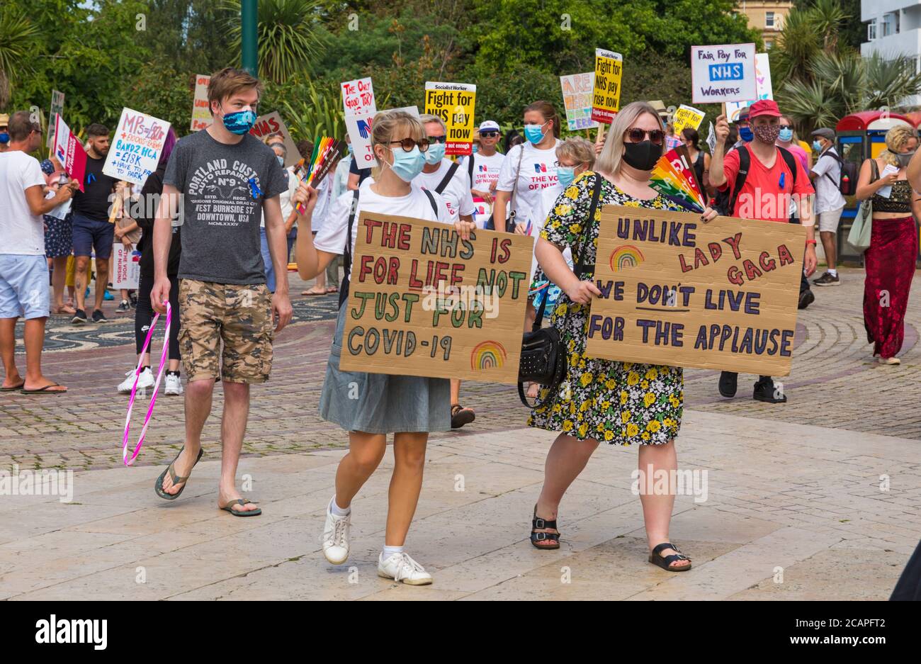 Bournemouth, Dorset, Royaume-Uni. 8 août 2020. Les employés du ministère de la santé Dorset disent « non » aux inégalités du secteur public après que le gouvernement ait annoncé qu’il accordait des augmentations de salaire à d’autres secteurs publics. De nombreux travailleurs du NHS se sentent sous-évalués et démoralisés, surchargés de travail et épuisés, ce qui met leur propre santé et leur propre sécurité en danger pendant la pandémie de Covid-19. Le faible salaire est considéré comme un facteur contribuant à 44,000 postes vacants dans le secteur des soins infirmiers et à plus de 100,000 postes non pourvus au sein du NHS en Angleterre. Plusieurs manifestations et manifestations pacifiques ont lieu aujourd'hui dans tout le pays. Crédit : Carolyn Jenkins/Alay Live News Banque D'Images