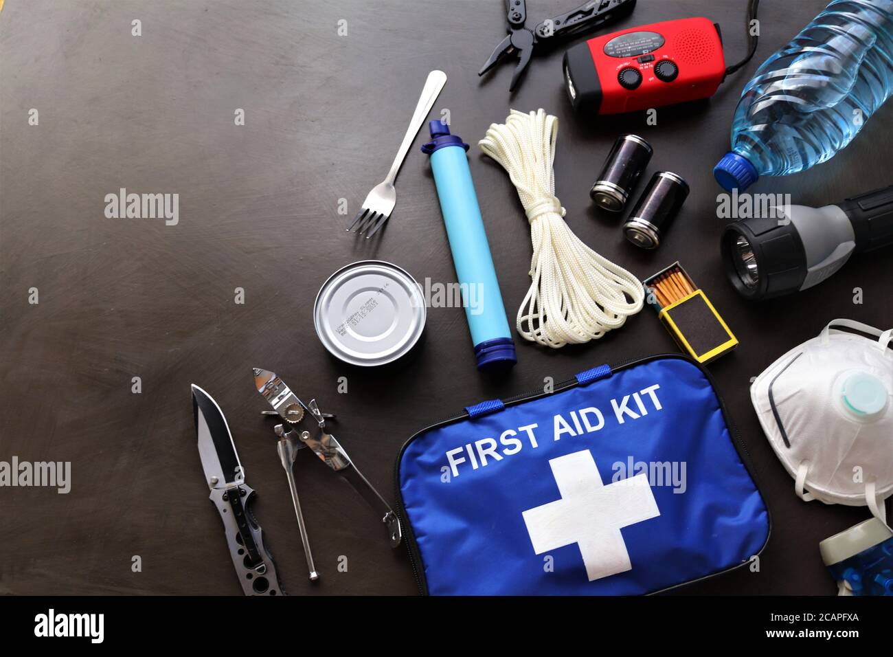 Un kit de survie est utile en cas d'urgence comme les inondations, les incendies, les tremblements de terre, les ouragans et autres catastrophes naturelles. Banque D'Images