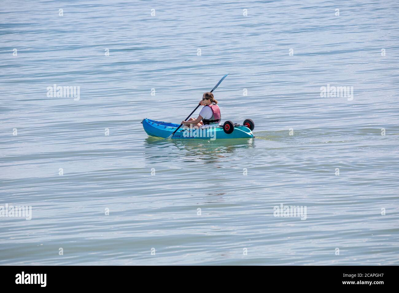 Un kayak de mer sur l'eau calme Banque D'Images