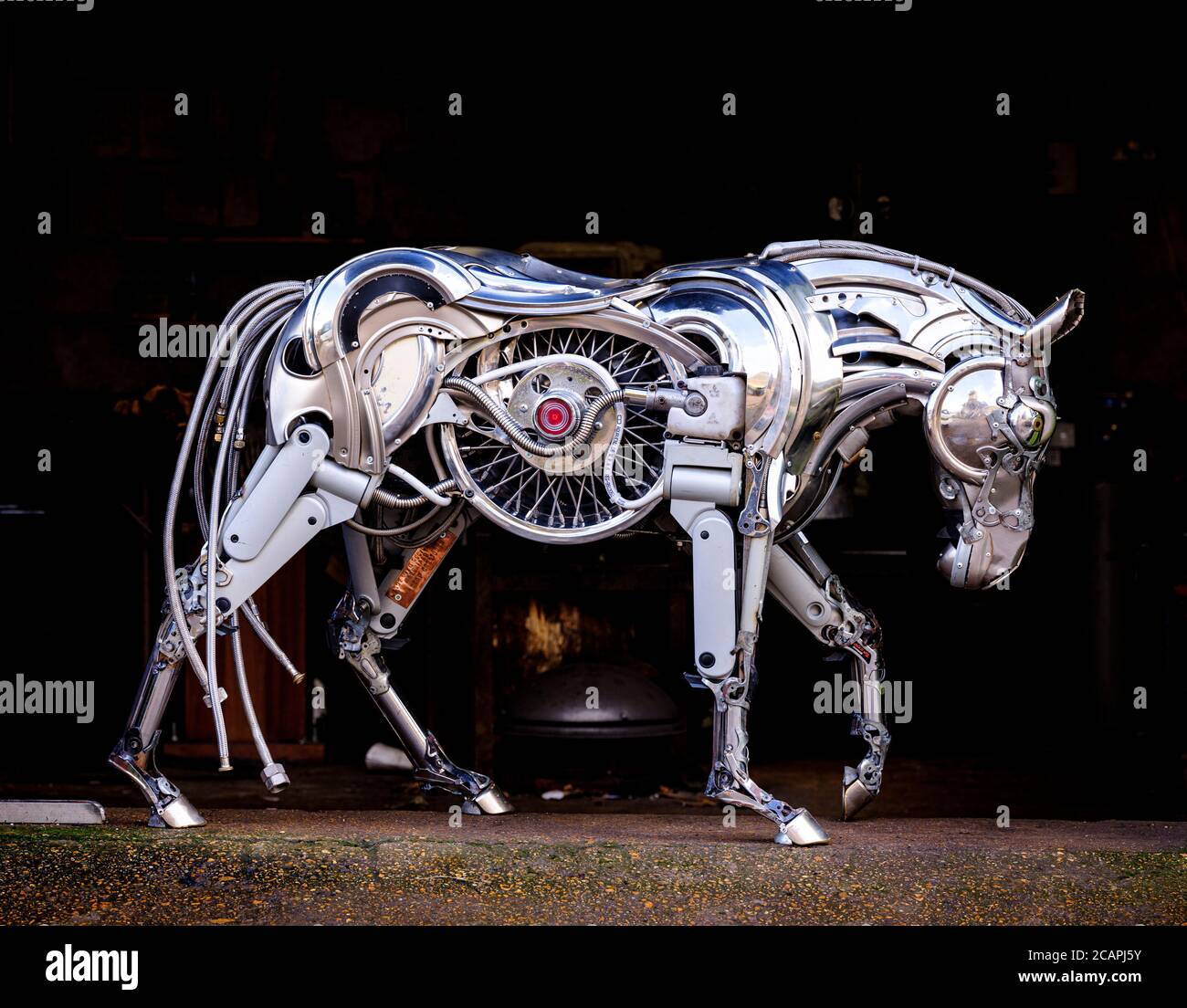 L'artiste Ptolémée Elrington dans son studio de Portslade dans l'est du Sussex, au Royaume-Uni, où il crée des sculptures à partir de chapeaux de moyeu de voiture et d'autres pièces de voiture récupérées. Banque D'Images