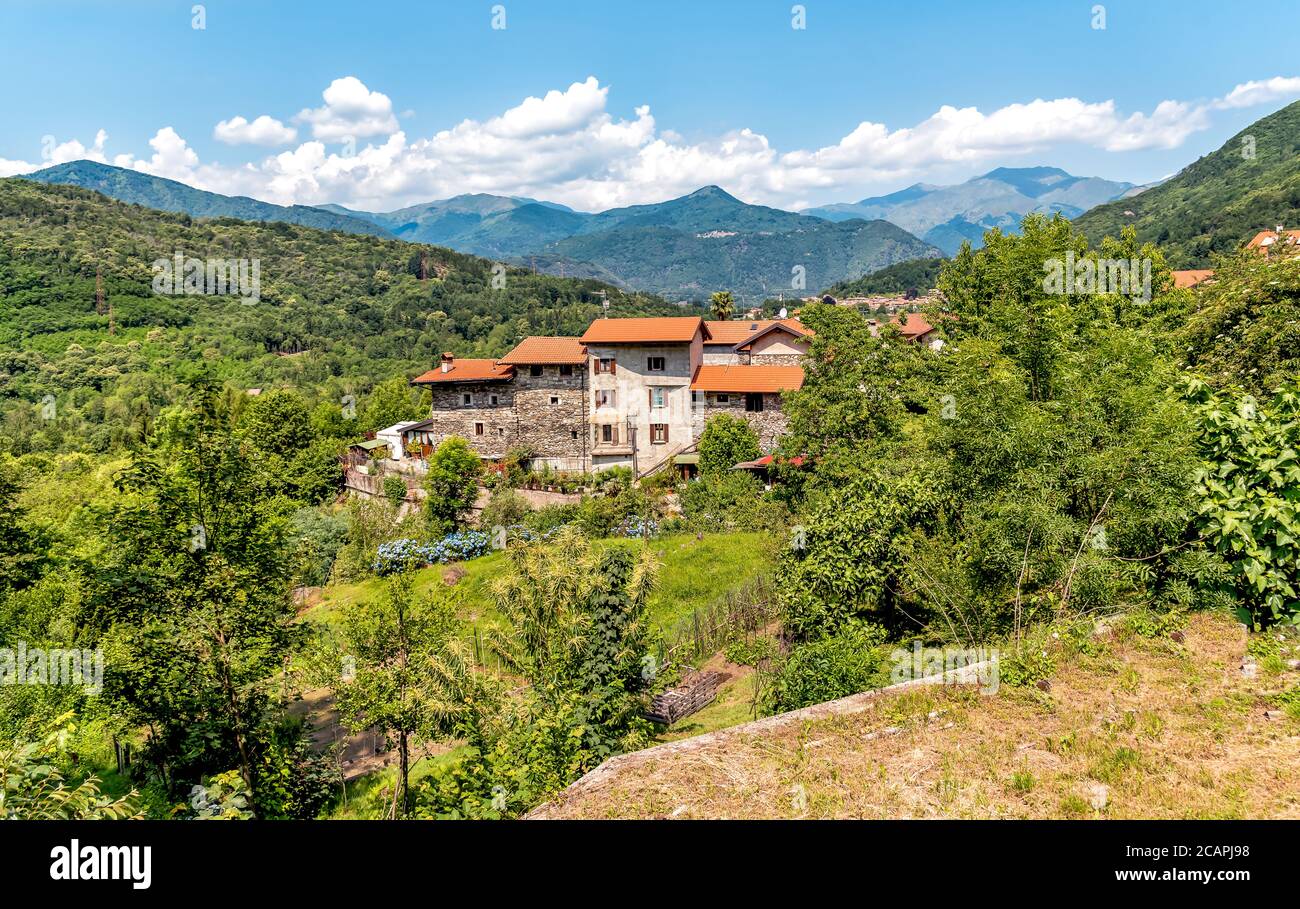 Petit village de montagne de Bassola, hameau d'Armeno au-dessus du lac Orta dans la province de Novara, Piémont, Italie Banque D'Images