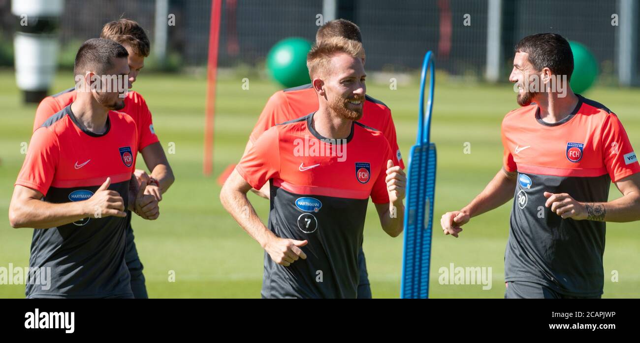 Heidenheim, Allemagne. 08 août 2020. Les joueurs Marnon Busch (l-r), Marc Schnatterer et Norman Theuerkauf courent au début de l'entraînement du club de la deuxième division FC Heidenheim crédit: Stefan Puchner/dpa/Alay Live News Banque D'Images